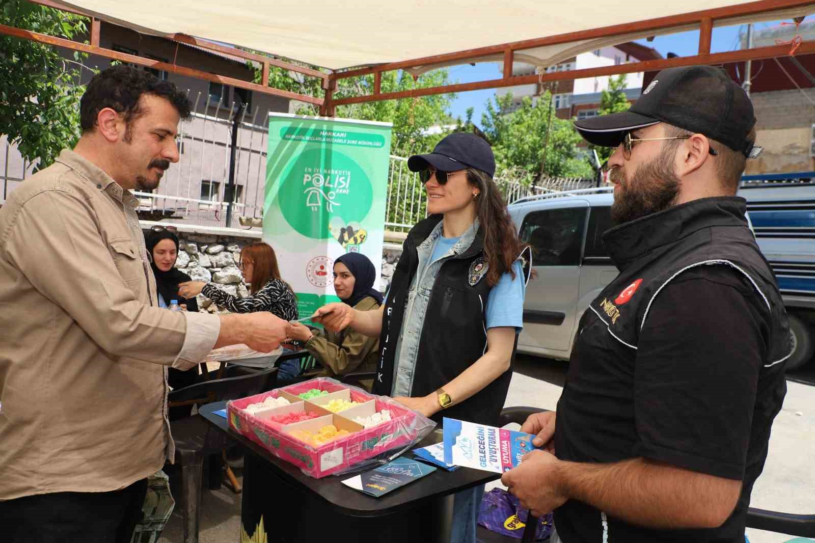Hakkari&rsquo;de "En İyi Narkotik Polisi: Anne" standına a&ccedil;ıldı
