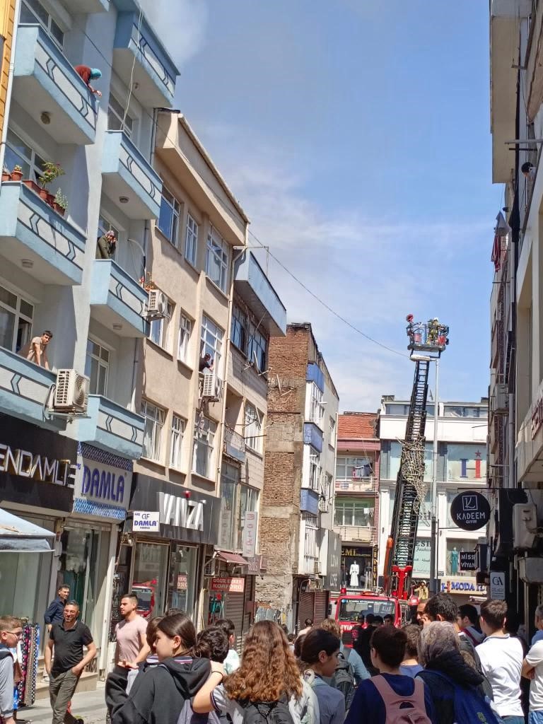 Bayrampaşa’da yangın paniği, çatıdan yükselen alevler bitişikteki binaya sıçradı
