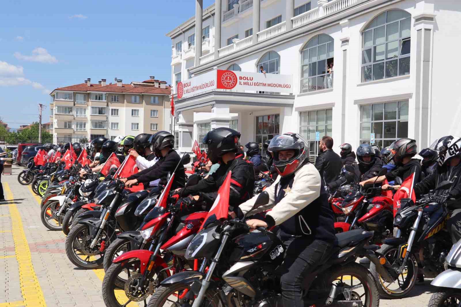 Liseli gençler motosikletleriyle trafik farkındalığı oluşturdu: "Bir Kural, Bir Ömür" yolculuğu
