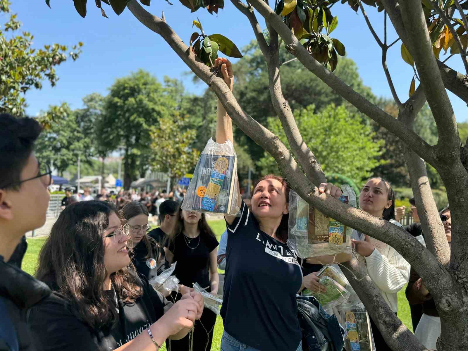 Bursa’da ağaçlar ‘kitap’ açtı