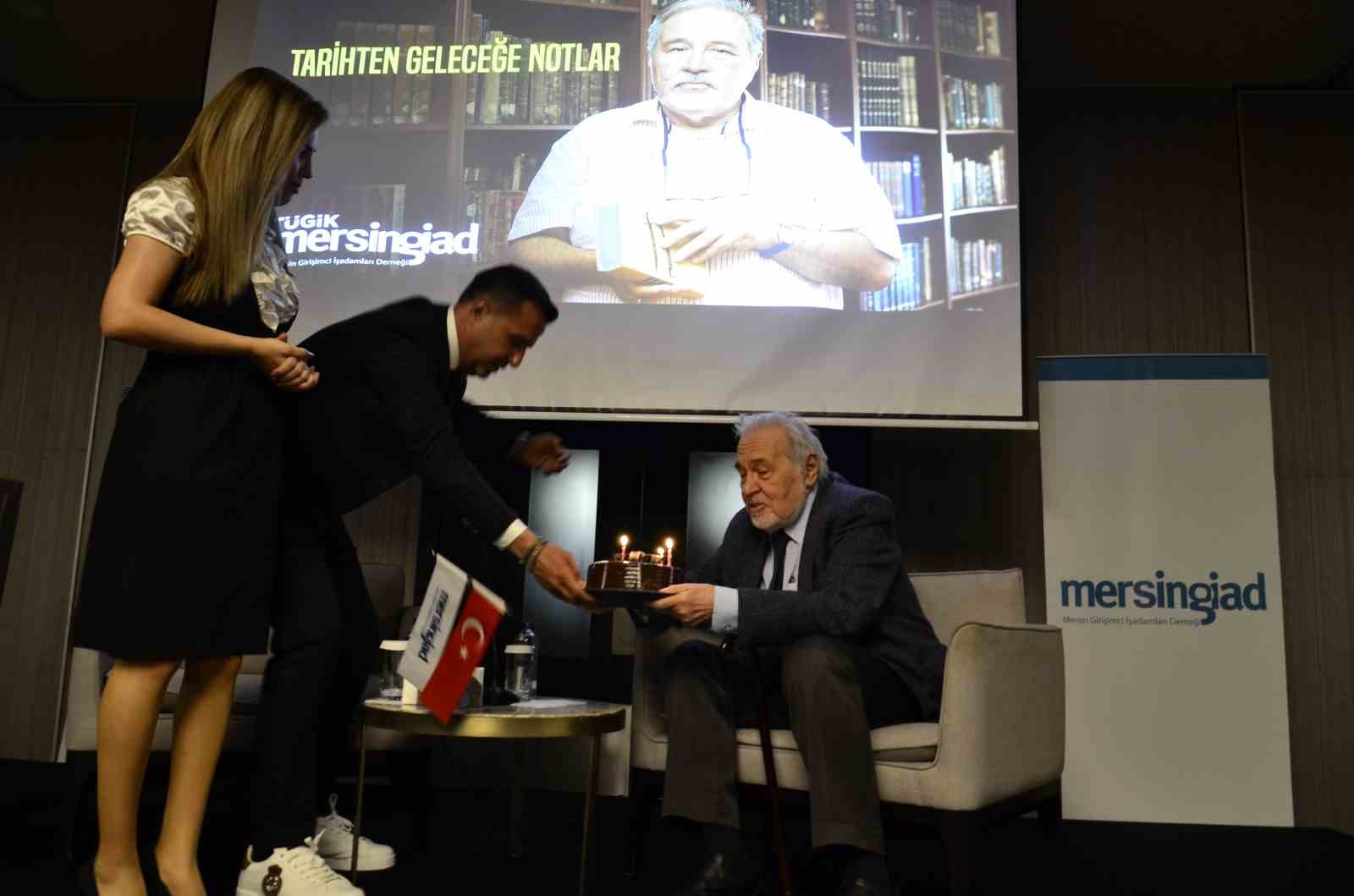 İlber Ortaylı’ya sahnede doğum günü sürprizi