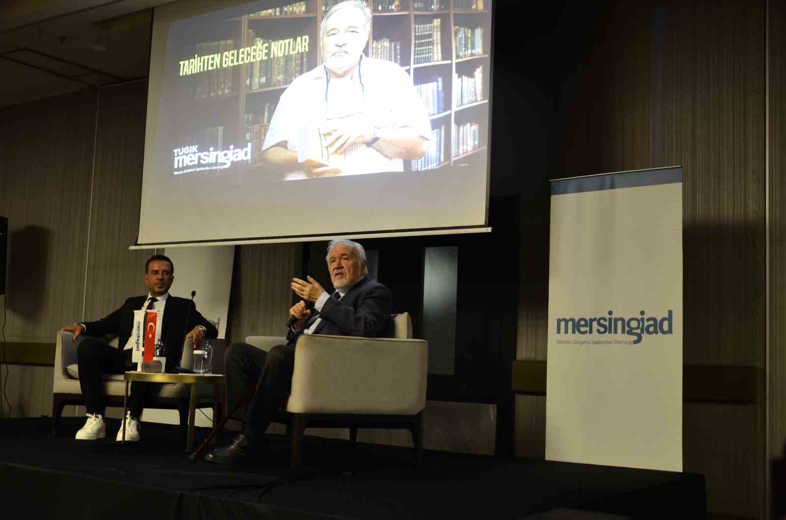 İlber Ortaylı&rsquo;ya sahnede doğum g&uuml;n&uuml; s&uuml;rprizi
