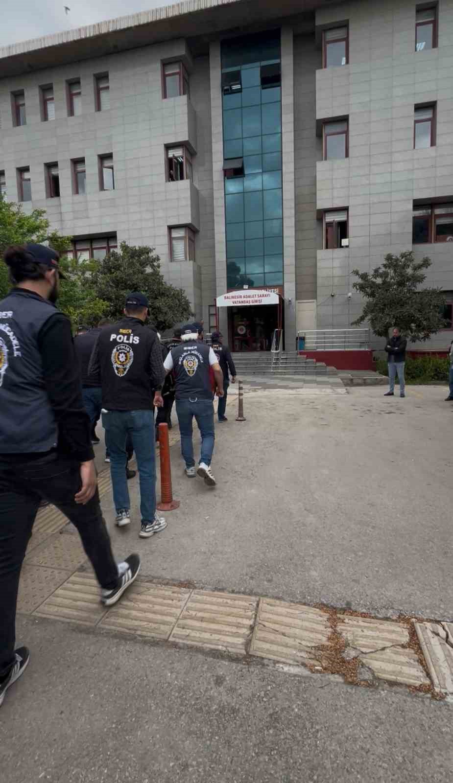 Dolandırıcılık şebekesine 8 ilde operasyon: 12 tutuklama
