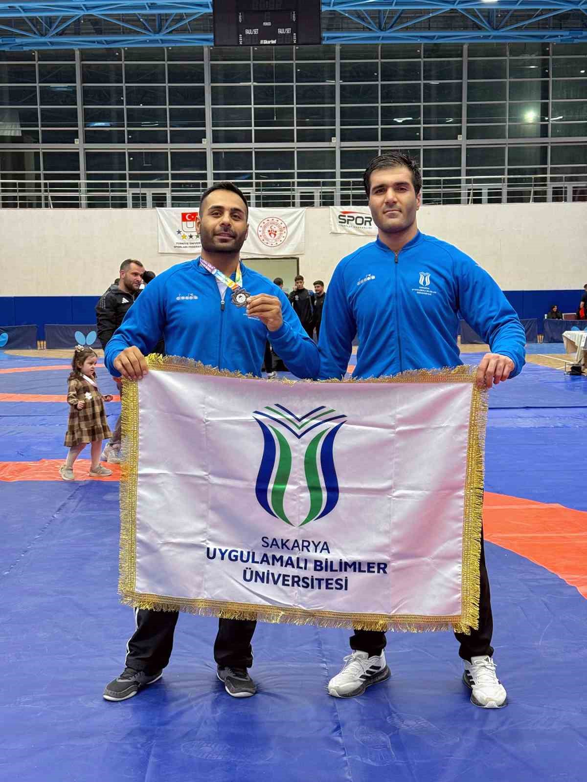 SUBÜ’den güreşte gümüş madalya geldi