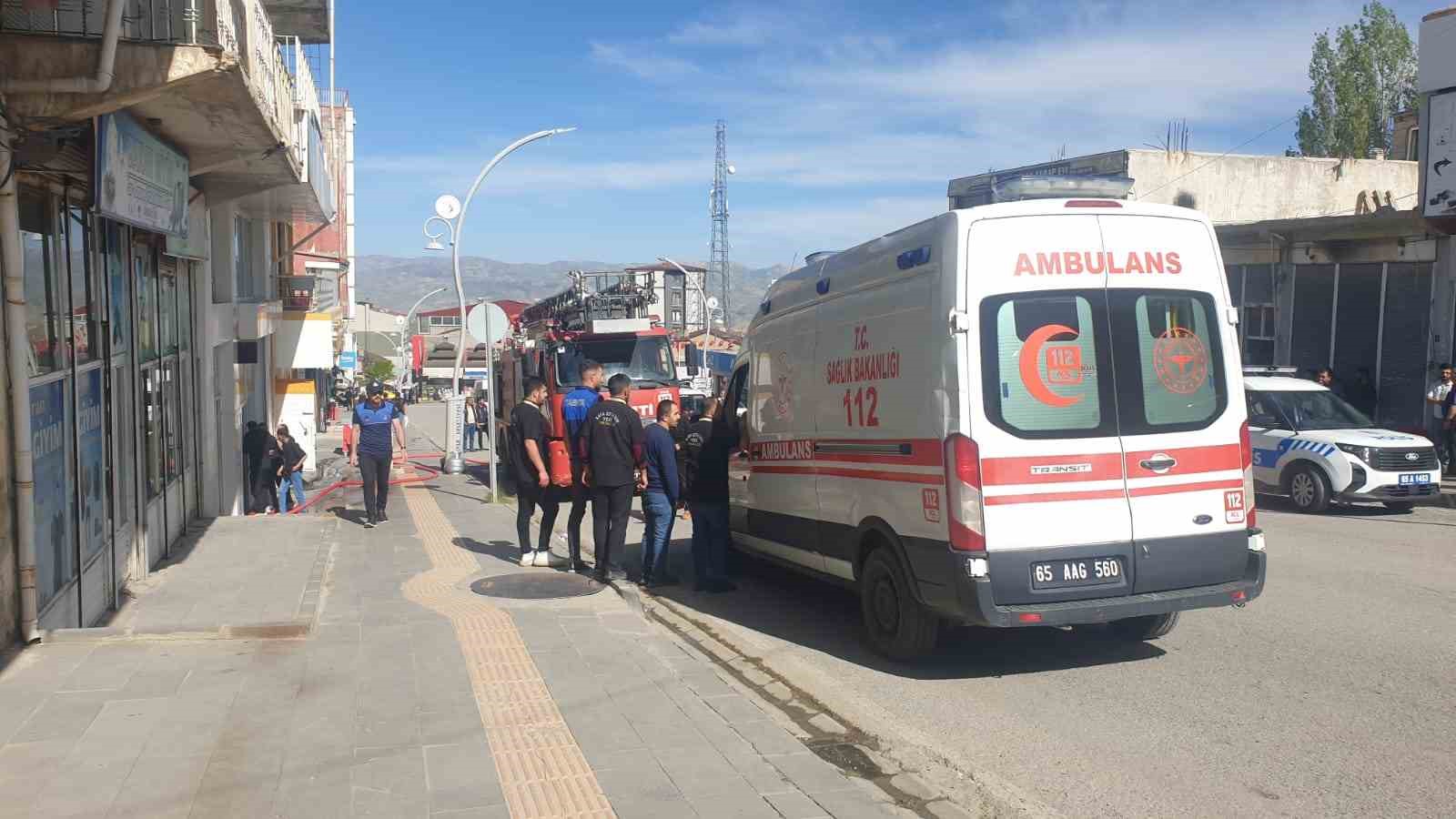Başkale&rsquo;de m&uuml;h&uuml;rl&uuml; otelin &ccedil;atısında yangın paniği
