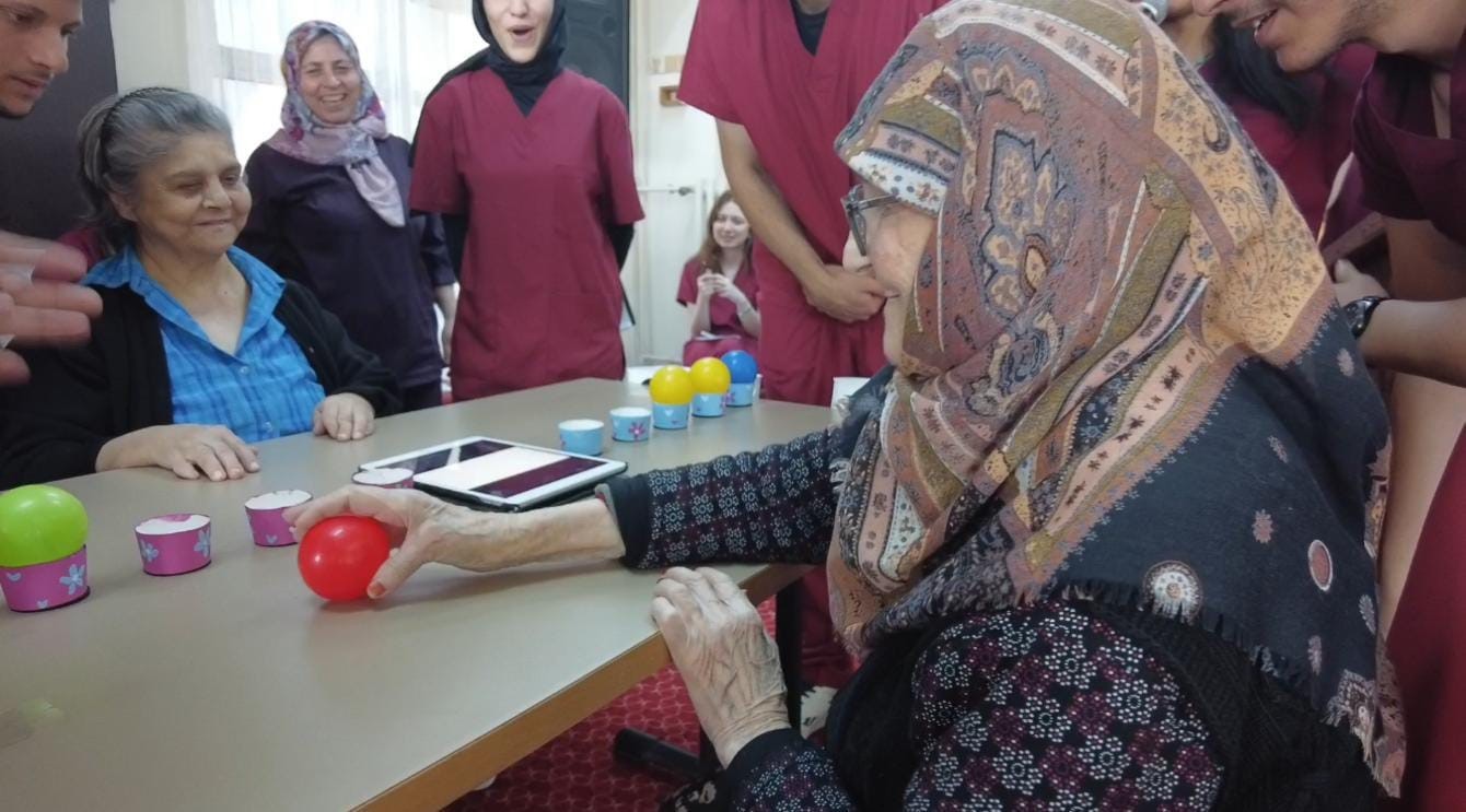 Üniversitelilerin huzurevindeki etkinliği hem güldürdü hem duygulandırdı