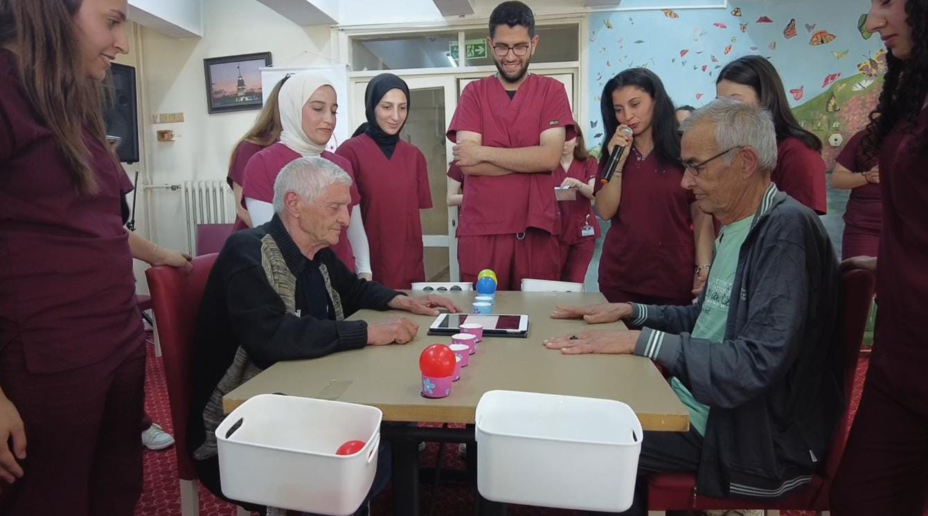&Uuml;niversitelilerin huzurevindeki etkinliği hem g&uuml;ld&uuml;rd&uuml; hem duygulandırdı
