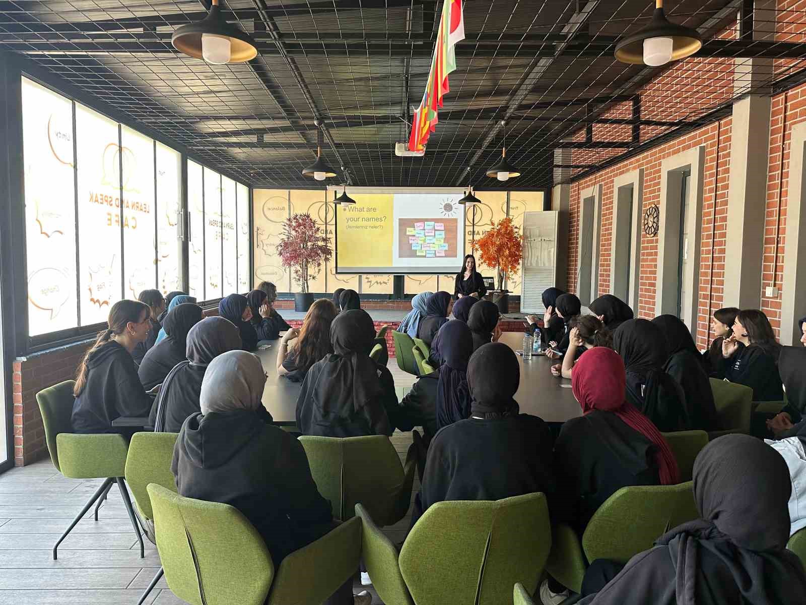 Bu kafede sadece İngilizce konuşuluyor