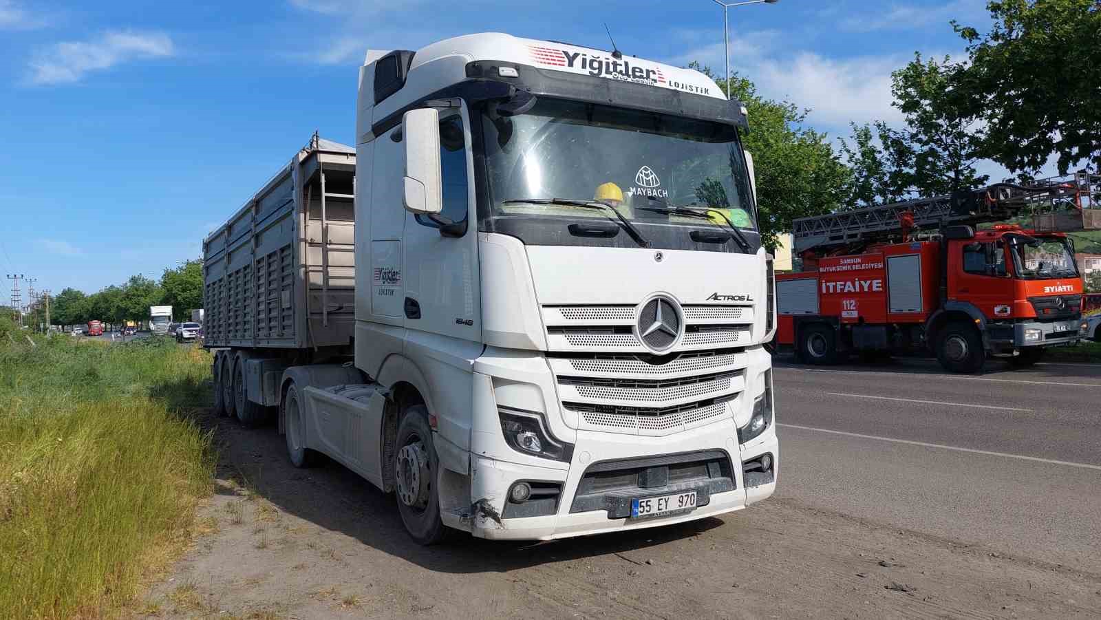 Samsun&rsquo;da otomobil &ouml;nce tıra, ardından ağaca &ccedil;arptı: 1 yaralı
