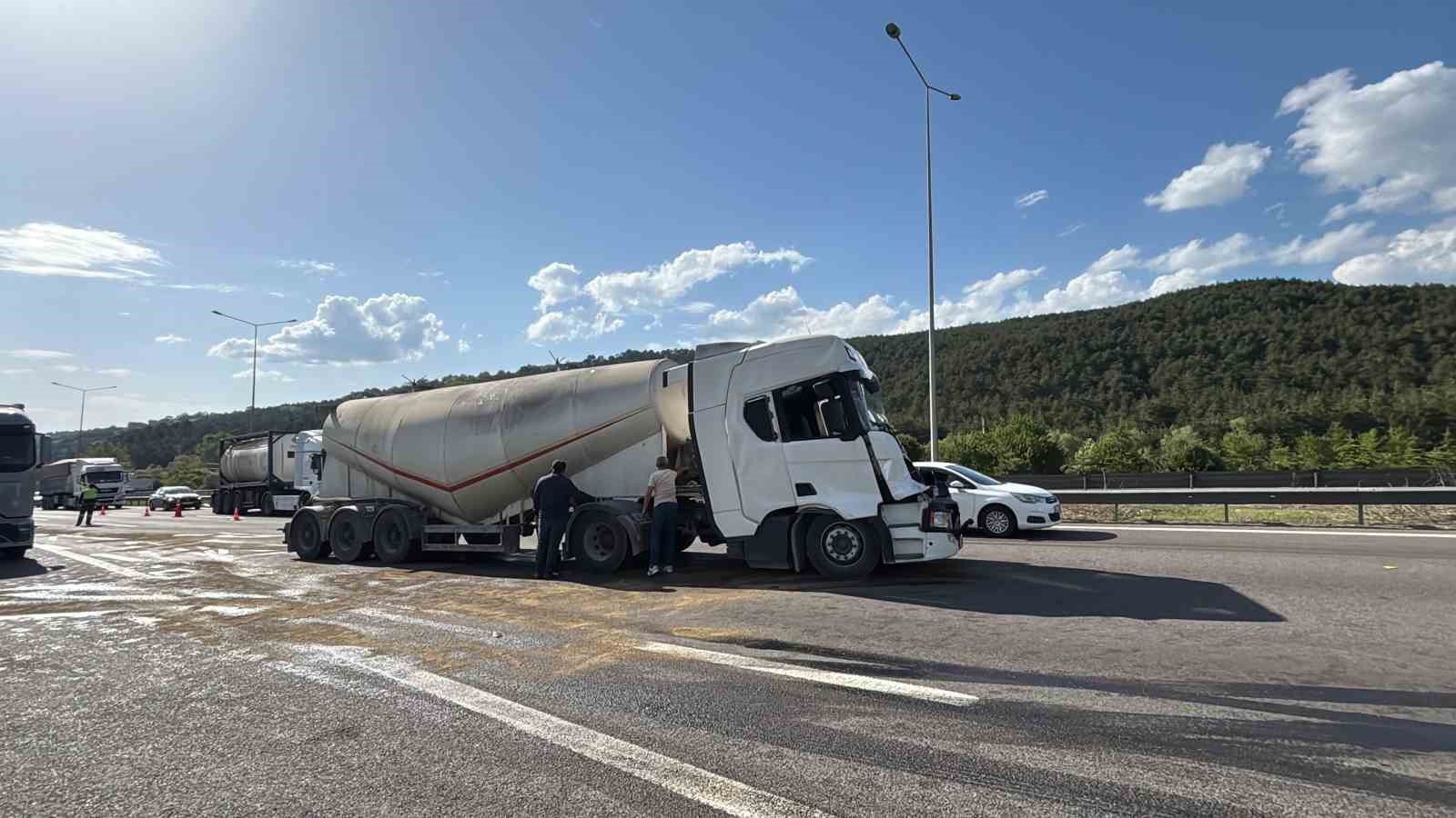 TEM Otoyolu’nda 2 tır çarpıştı: 1 yaralı