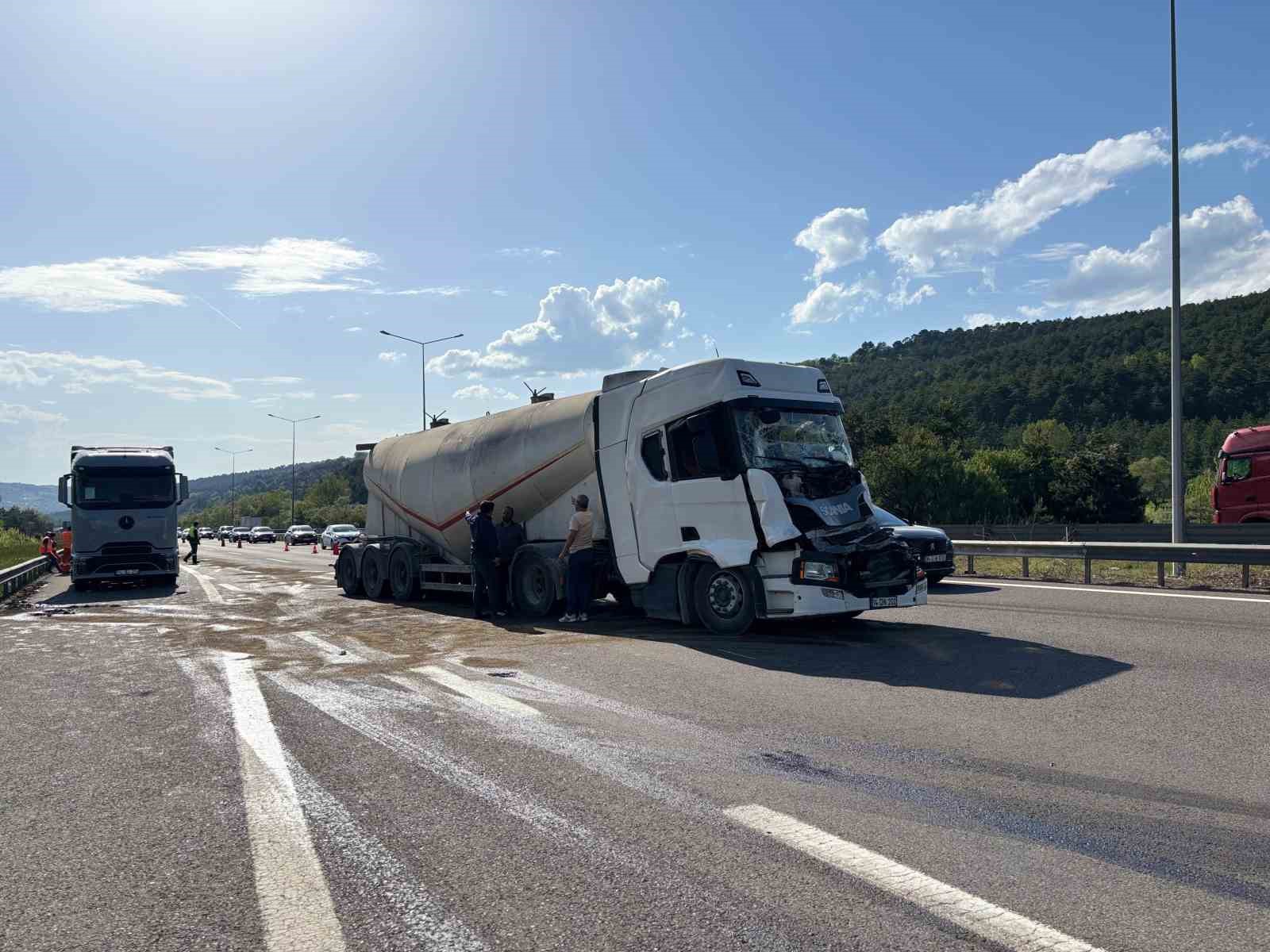 TEM Otoyolu’nda 2 tır çarpıştı: 1 yaralı
