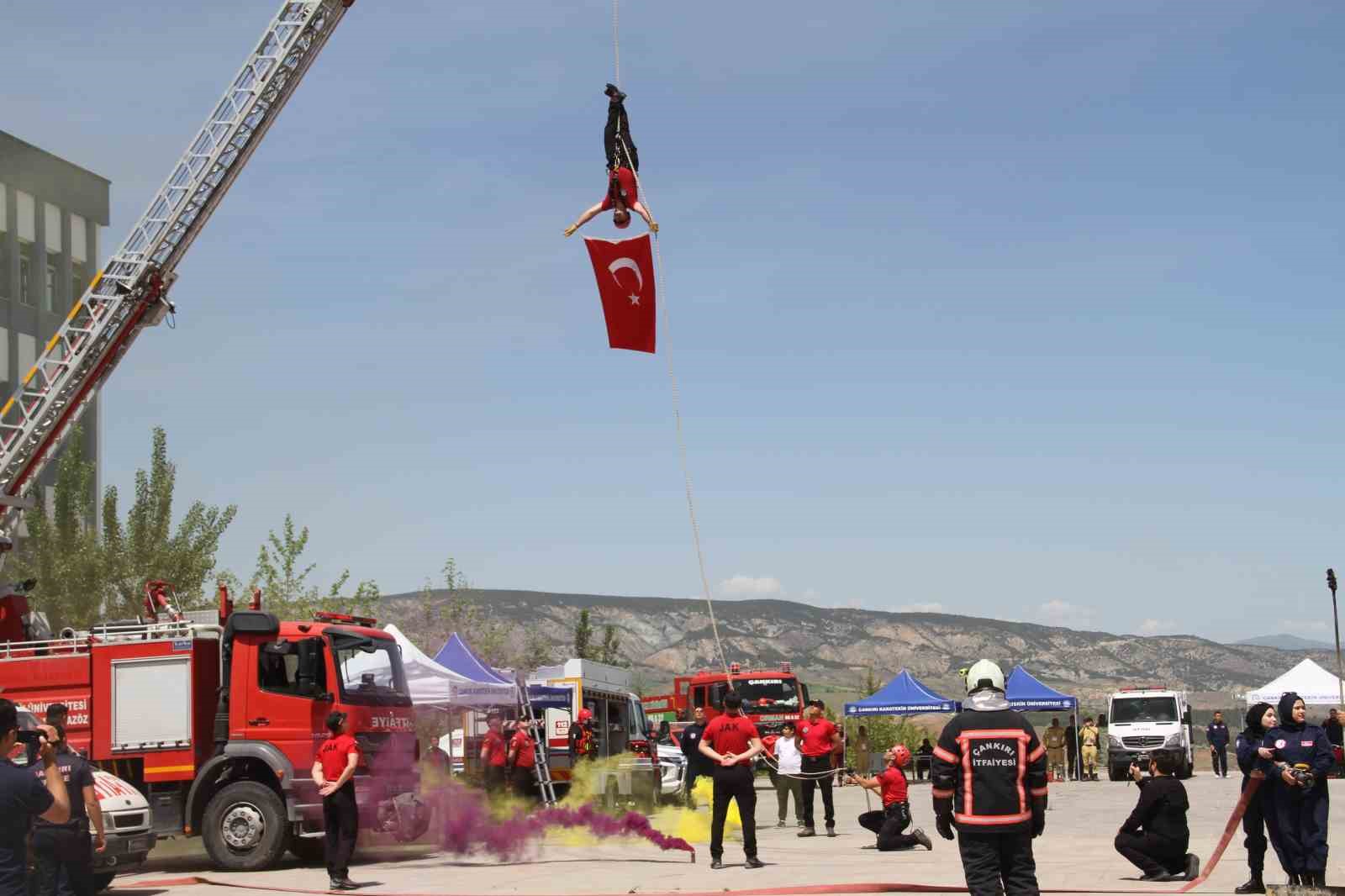 Arama-Kurtarma Tanıtım ve Gençlik Sağlığı Şenliği’ne üniversite öğrencilerinden yoğun ilgi