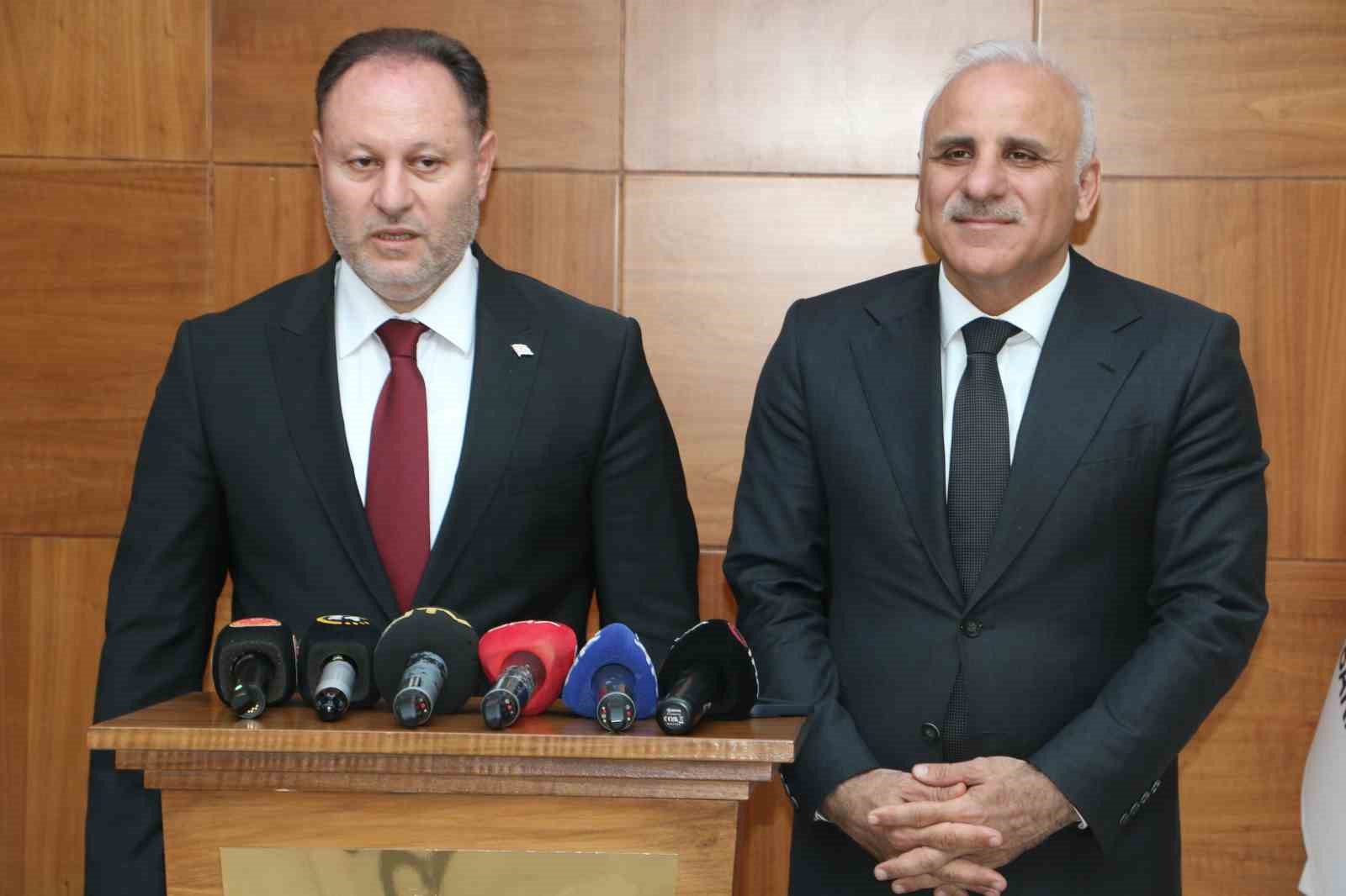 KKTC Cumhuriyet Meclisi Başkanı &Ouml;zt&uuml;rkler Diyarbakır Valiliğini ziyaret etti
