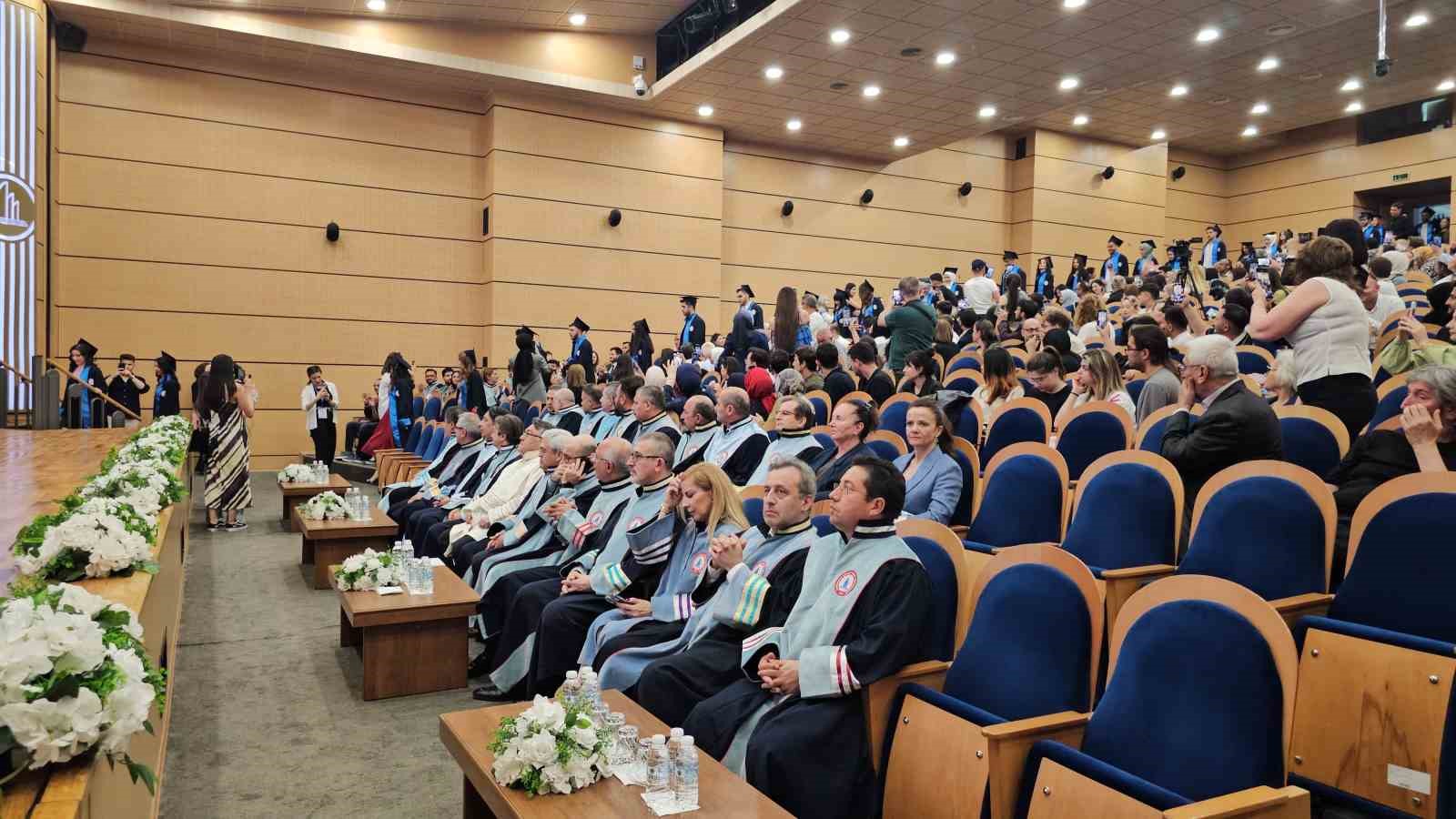 BEUN’de mezuniyet coşkusu: Sanat ve iletişimin gücüyle geleceğe uğurlandılar