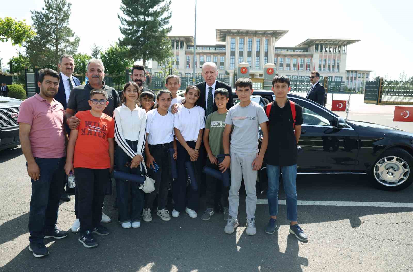 Cumhurbaşkanı Erdoğan, Adıyamanlı çocuklarla 15 Temmuz Şehitler Anıtı’nda buluştu