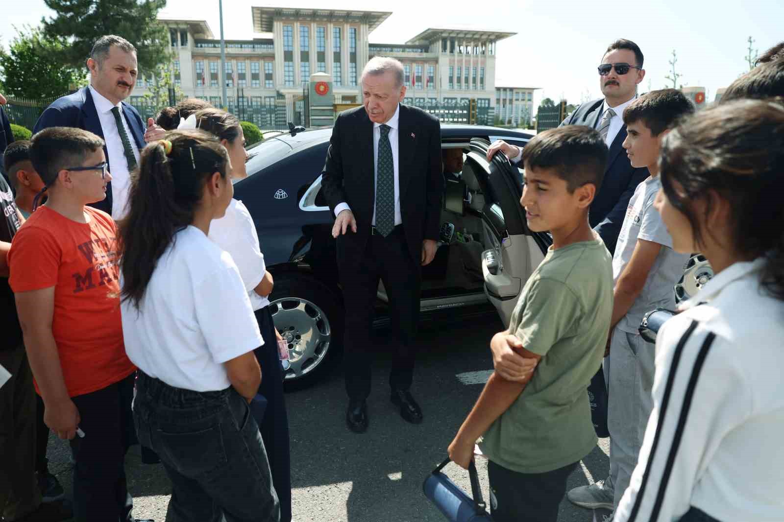 Cumhurbaşkanı Erdoğan, Adıyamanlı çocuklarla 15 Temmuz Şehitler Anıtı’nda buluştu