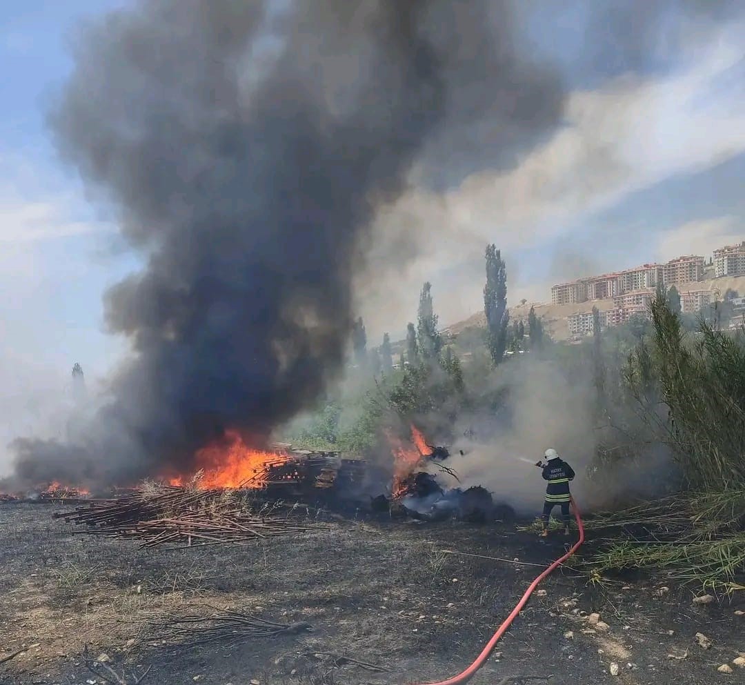Bahçede çıkan yangın itfaiye tarafından söndürüldü