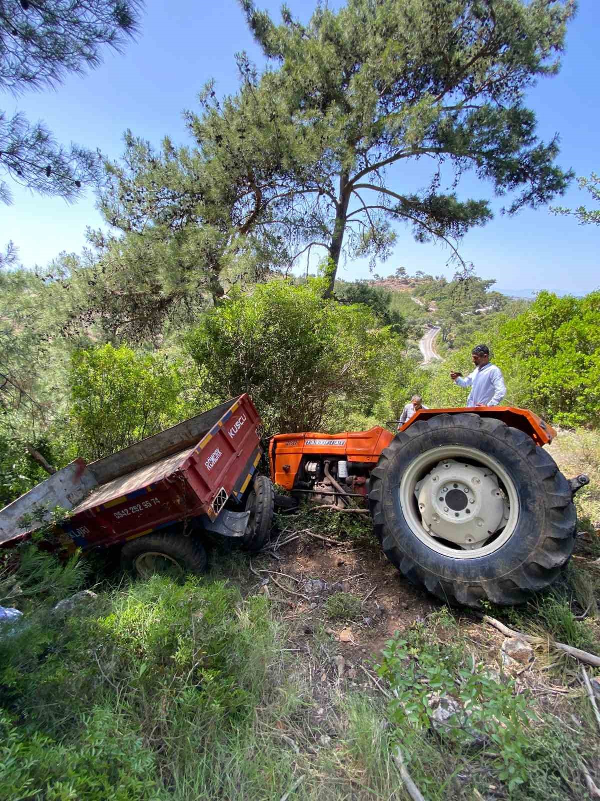 Kontrolden &ccedil;ıkan trakt&ouml;r ormanlık alana devrildi: 2 yaralı
