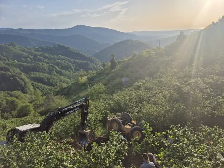 İş makinası şarampole devrildi, operatör atlayarak kurtuldu