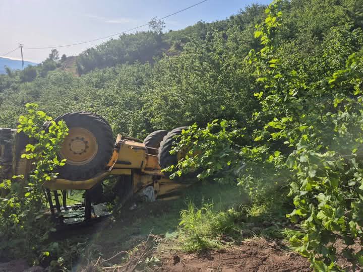 İş makinası şarampole devrildi, operat&ouml;r atlayarak kurtuldu
