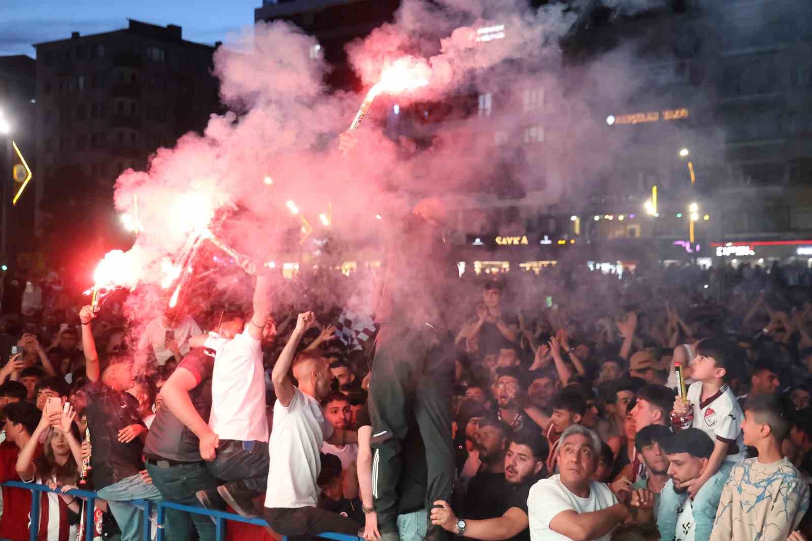 Elazığ’da nefesler tutuldu: Taraftarlar Elazığspor maçı için dev ekran başına geçti