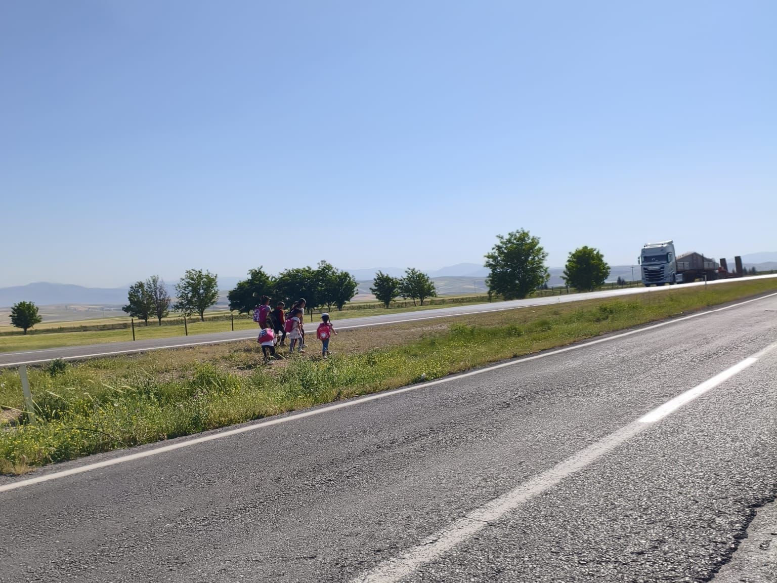 Siirt’te öğrencilerin tehlikeli okul yolculuğu