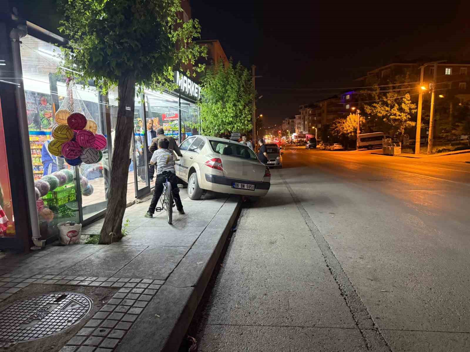 Ankara’da kontrolden çıkan otomobil markete daldı