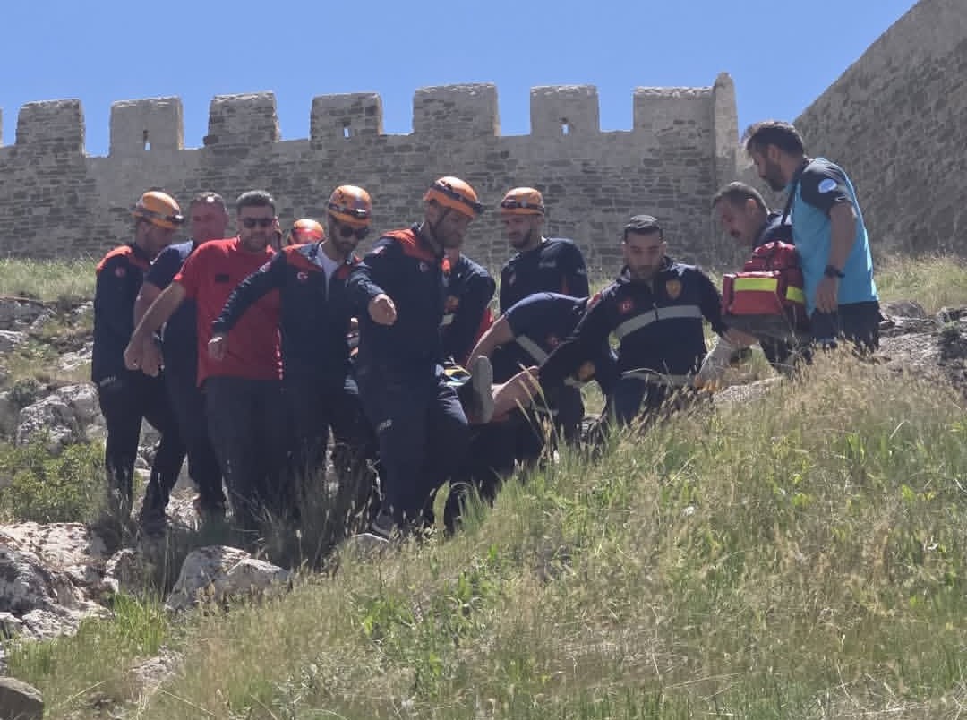 Van Kalesi’nde kayalıklarda mahsur kalan şahıs kurtarıldı