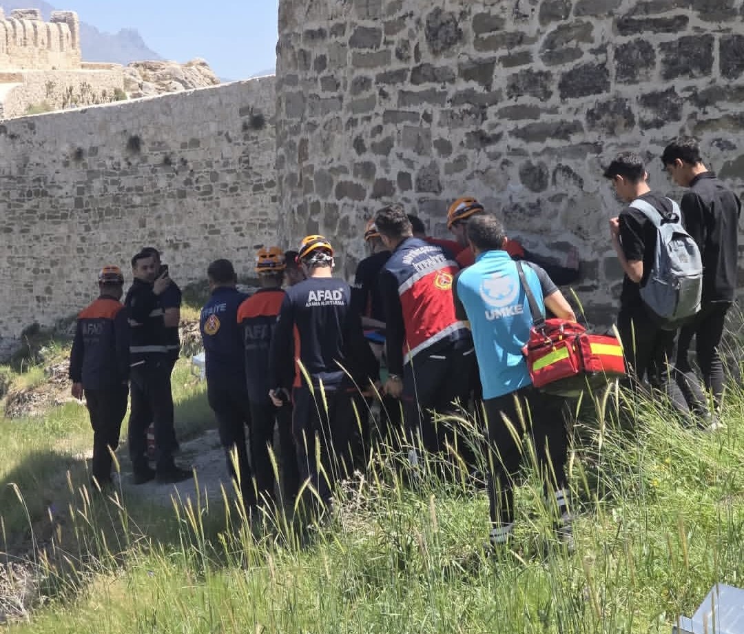 Van Kalesi&rsquo;nde kayalıklarda mahsur kalan şahıs kurtarıldı
