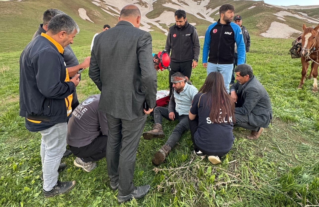 Yüksekova’da ot toplarken bayılan genç için ekipler seferber oldu