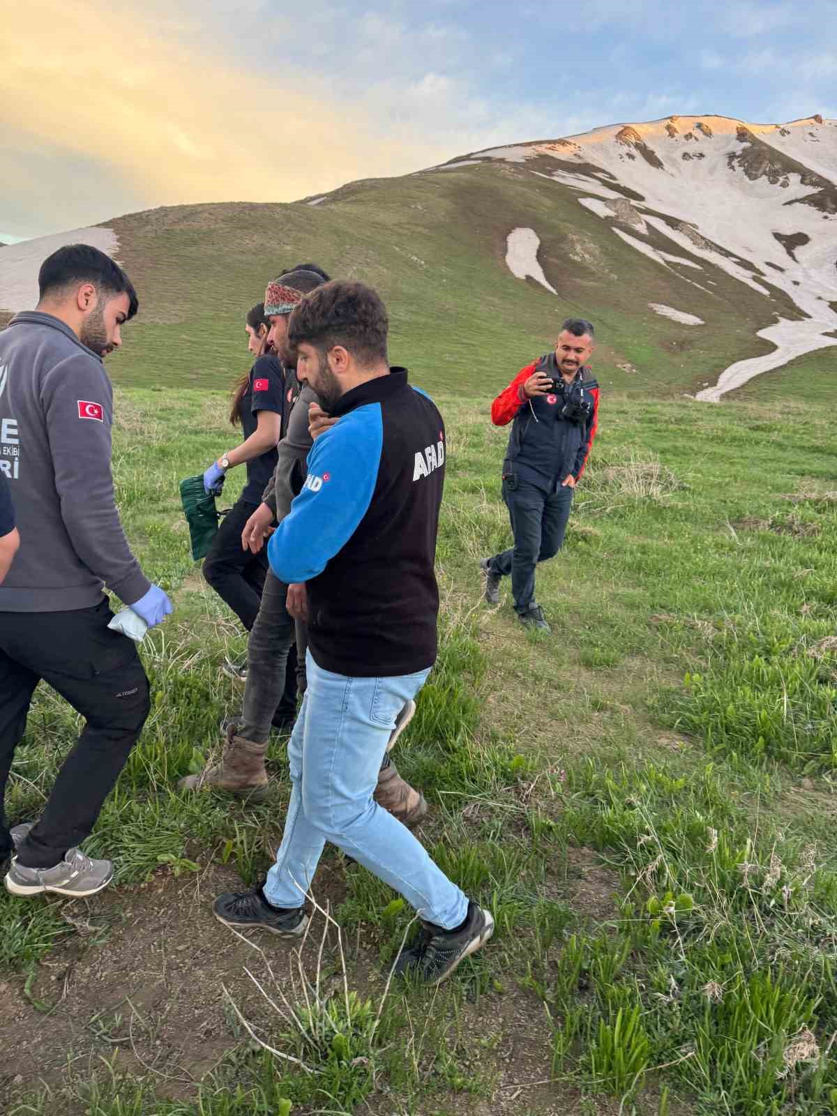 Yüksekova’da ot toplarken bayılan genç için ekipler seferber oldu