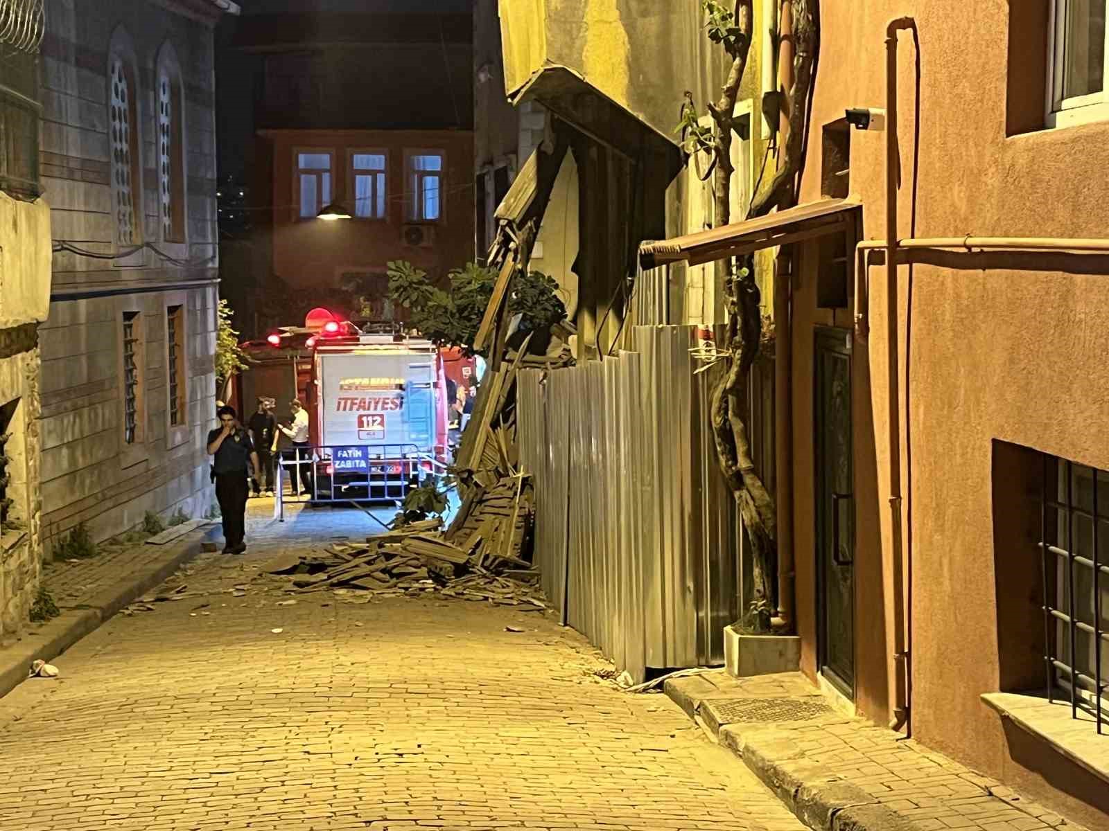 Fatih’te 2 katlı metruk bina çöktü