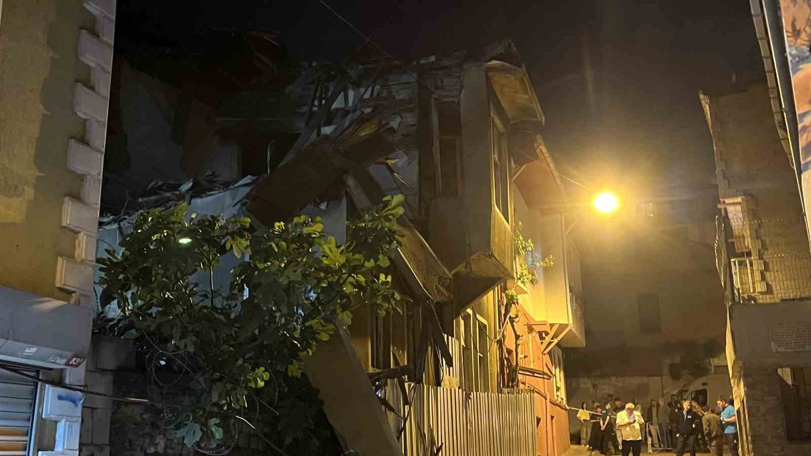 Fatih&rsquo;te 2 katlı metruk bina &ccedil;&ouml;kt&uuml;
