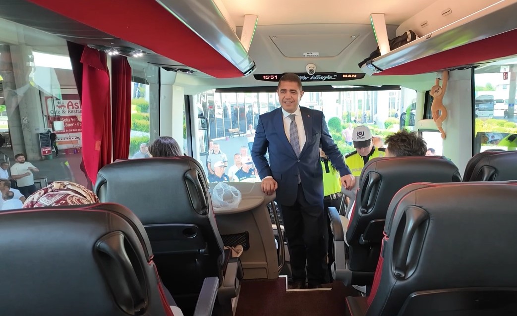 Düzce Valisi otobüste emniyet kemeri denetimi yaptı
