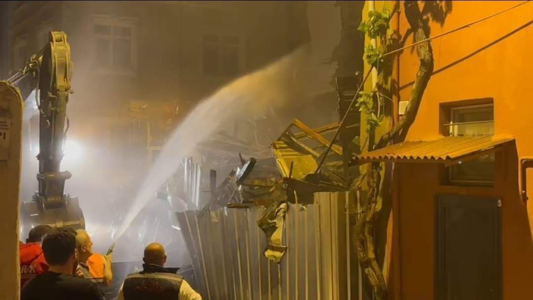 Fatih’te kısmen çöken metruk bina kontrollü olarak yıkıldı
