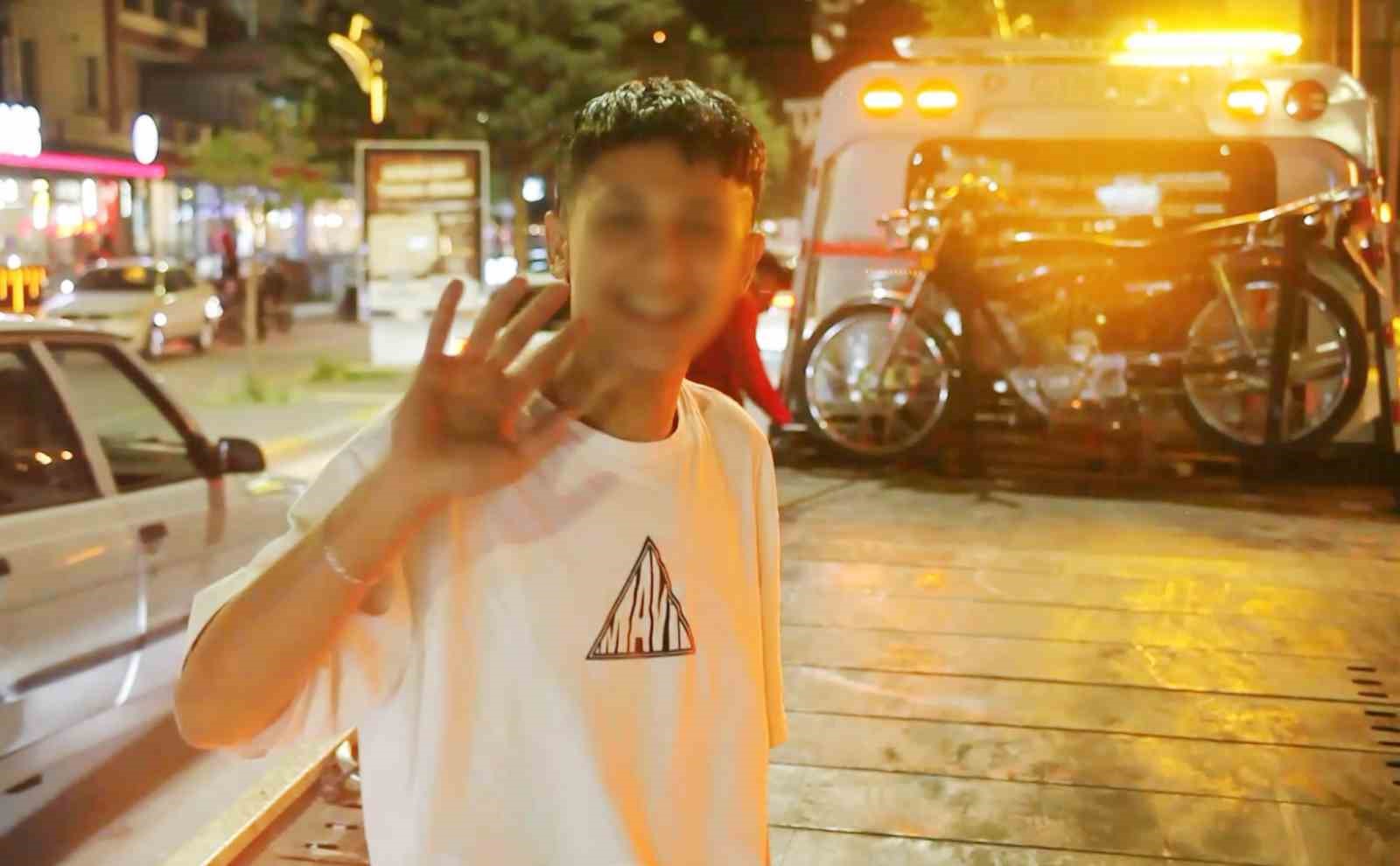 Polise dil döküp gazeteciye el salladı ama cezadan kurtulamadı