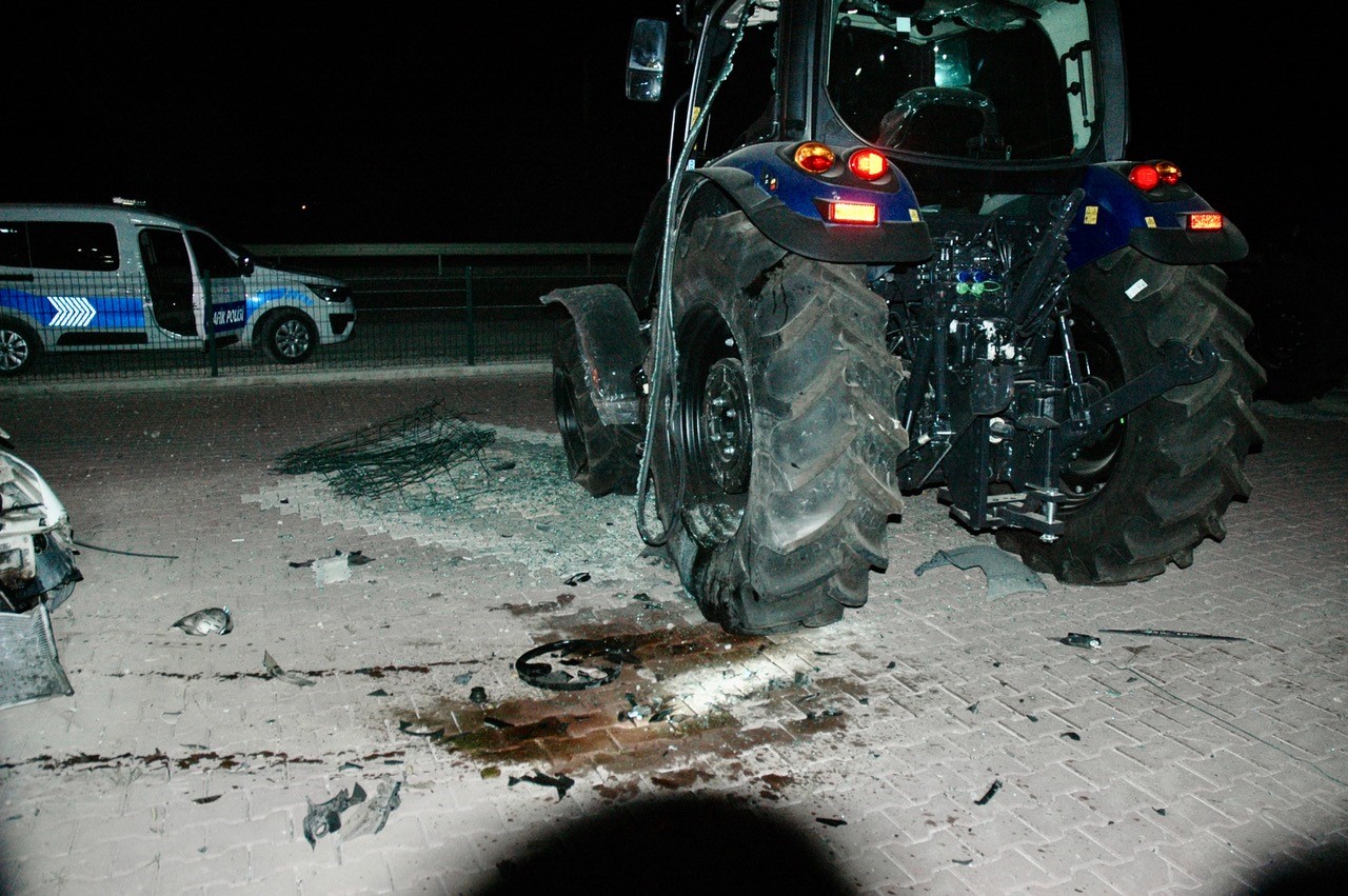 Hafif ticari aracın yoldan çıkıp traktöre çarptığı kaza kamerada: 1 ölü