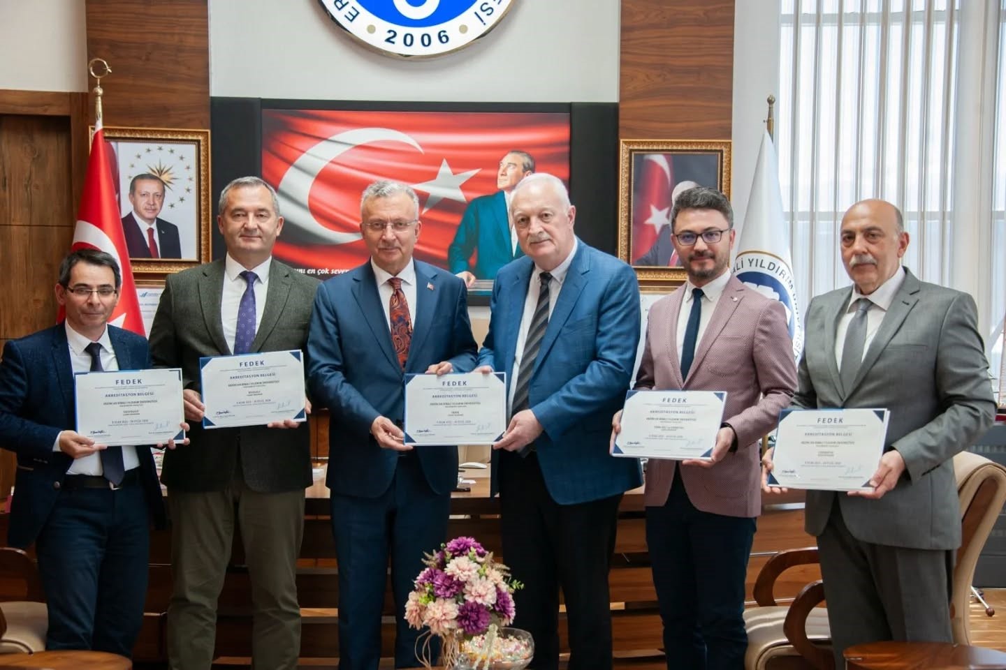 Fen Edebiyat Fakültesinin, akreditasyon belgelerini rektöre takdim etti