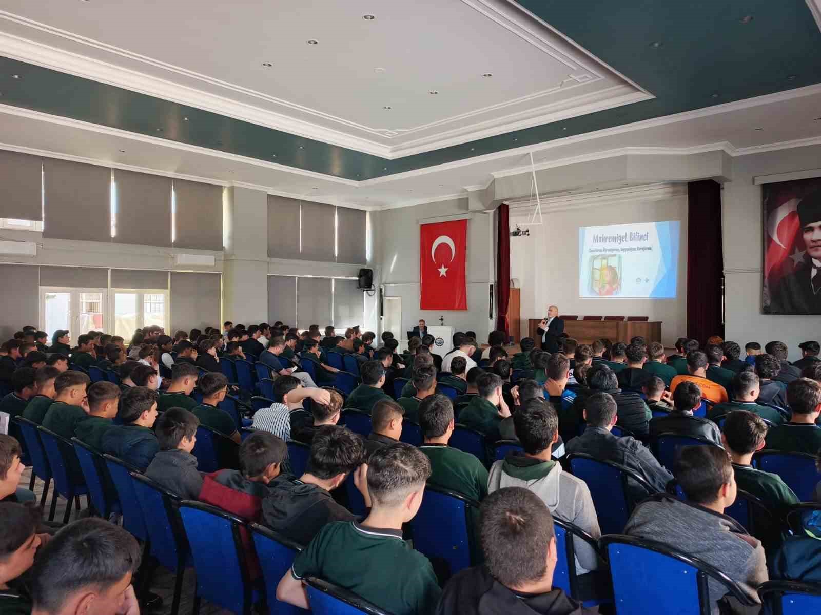 Liseli gençlere yönelik ’Aile ve Mahremiyet’ semineri gerçekleştirildi