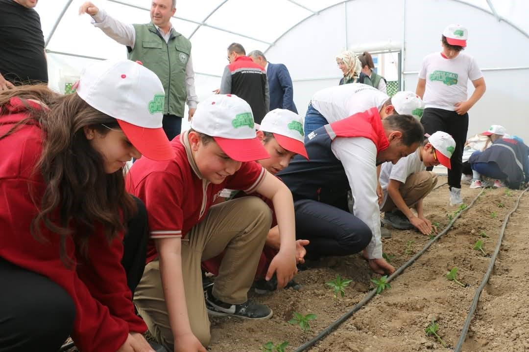 Öğrenciler seracılık, bahçecilik ve tarım uygulamalarıyla üretim sürecini yerinde öğreniyor
