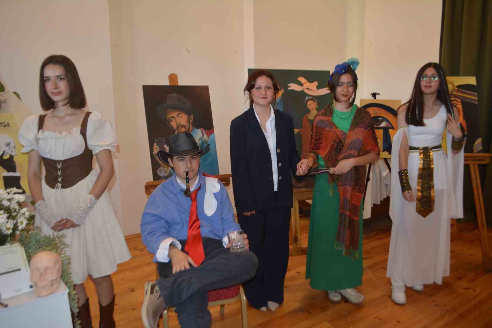 Ayvalık’ta kostümlü sergi