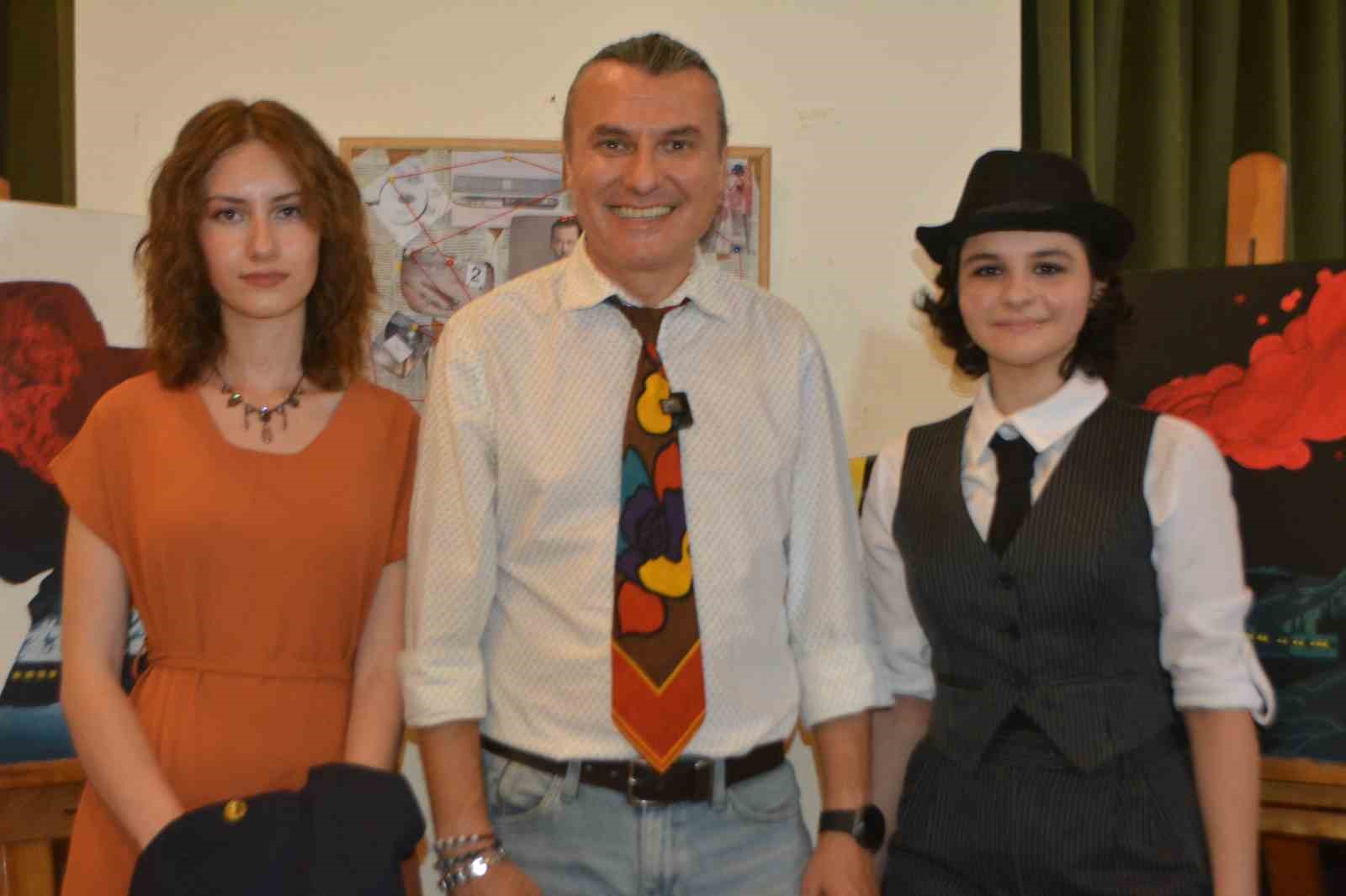 Ayvalık&rsquo;ta kost&uuml;ml&uuml; sergi
