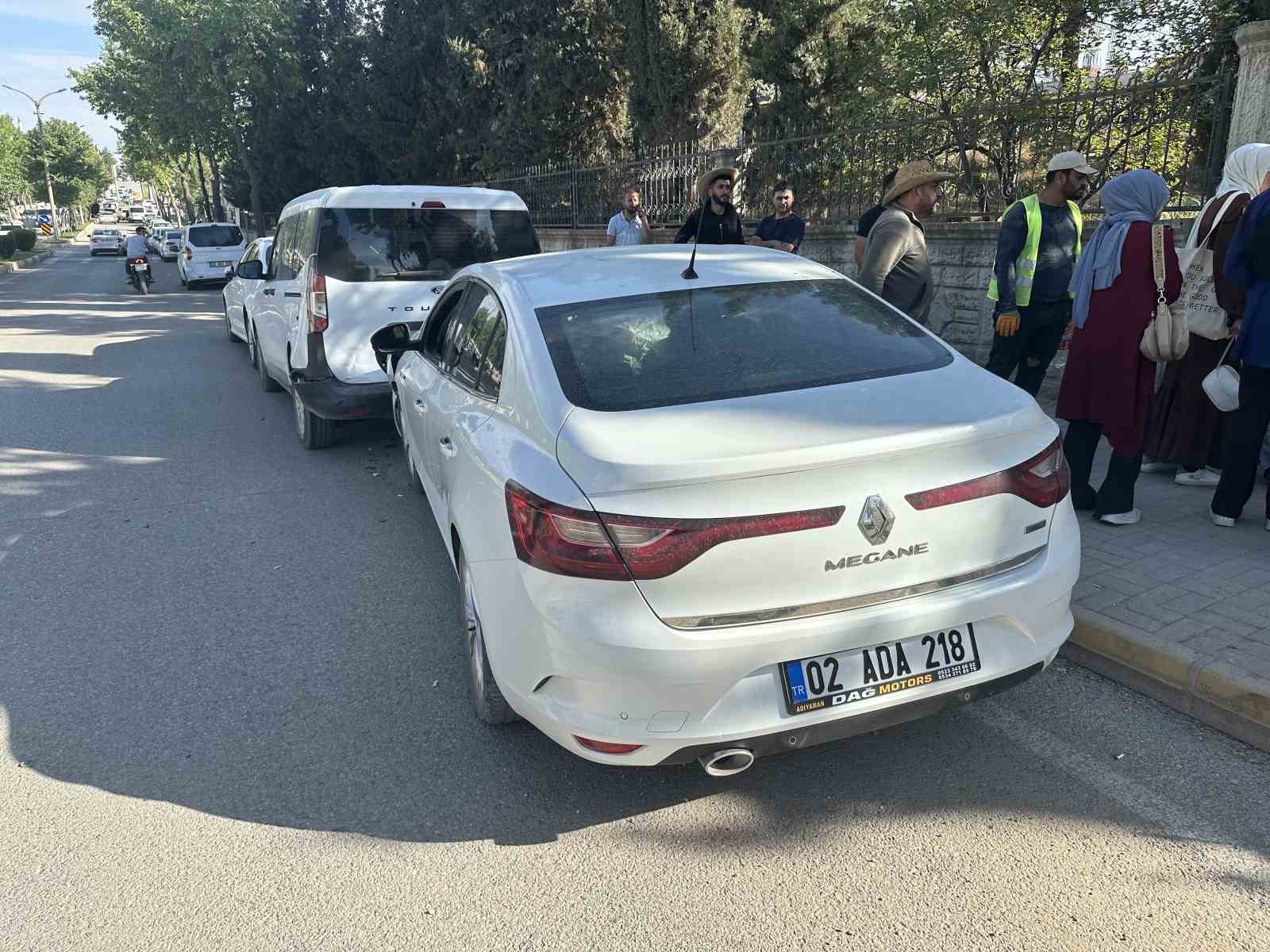 Otomobil park halindeki araçlara çarptı