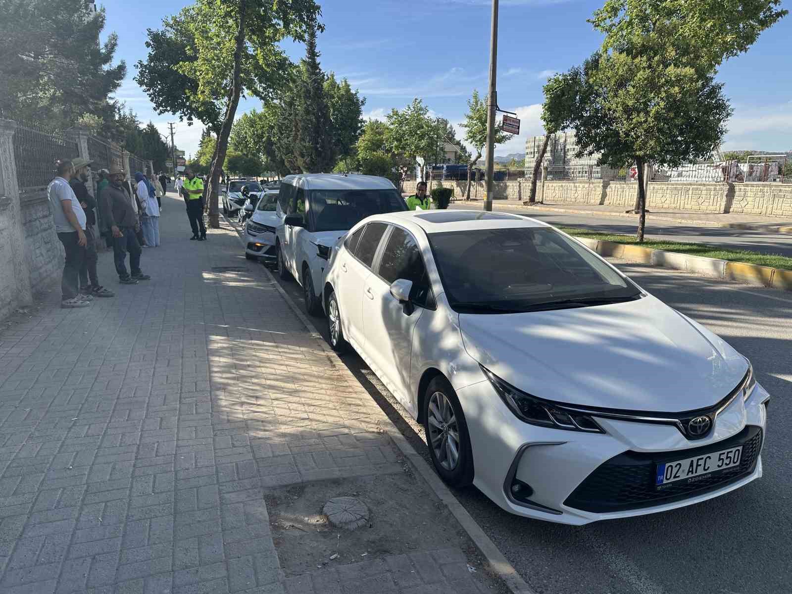 Otomobil park halindeki araçlara çarptı