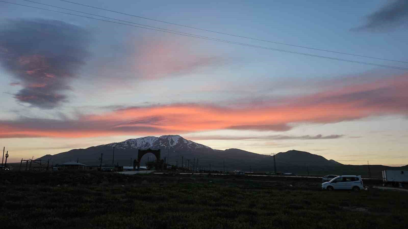 Süphan Dağı’nda göz kamaştıran gün batımı