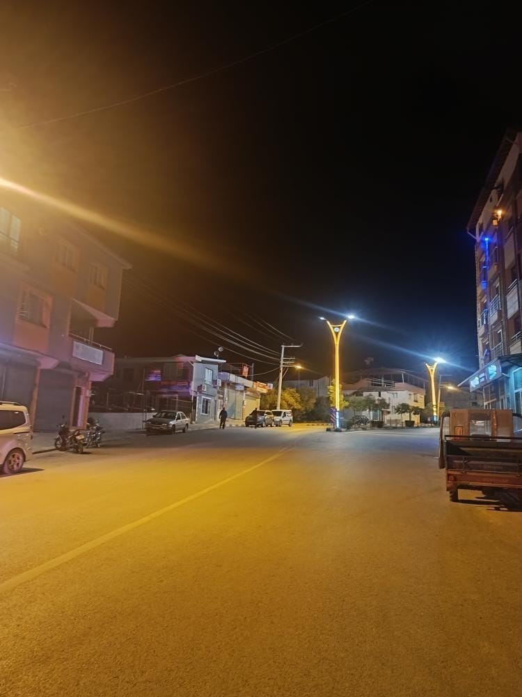 Hafif ticari ara&ccedil; &ouml;nce patpata sonra minib&uuml;se &ccedil;arptı: O anlar kamerada
