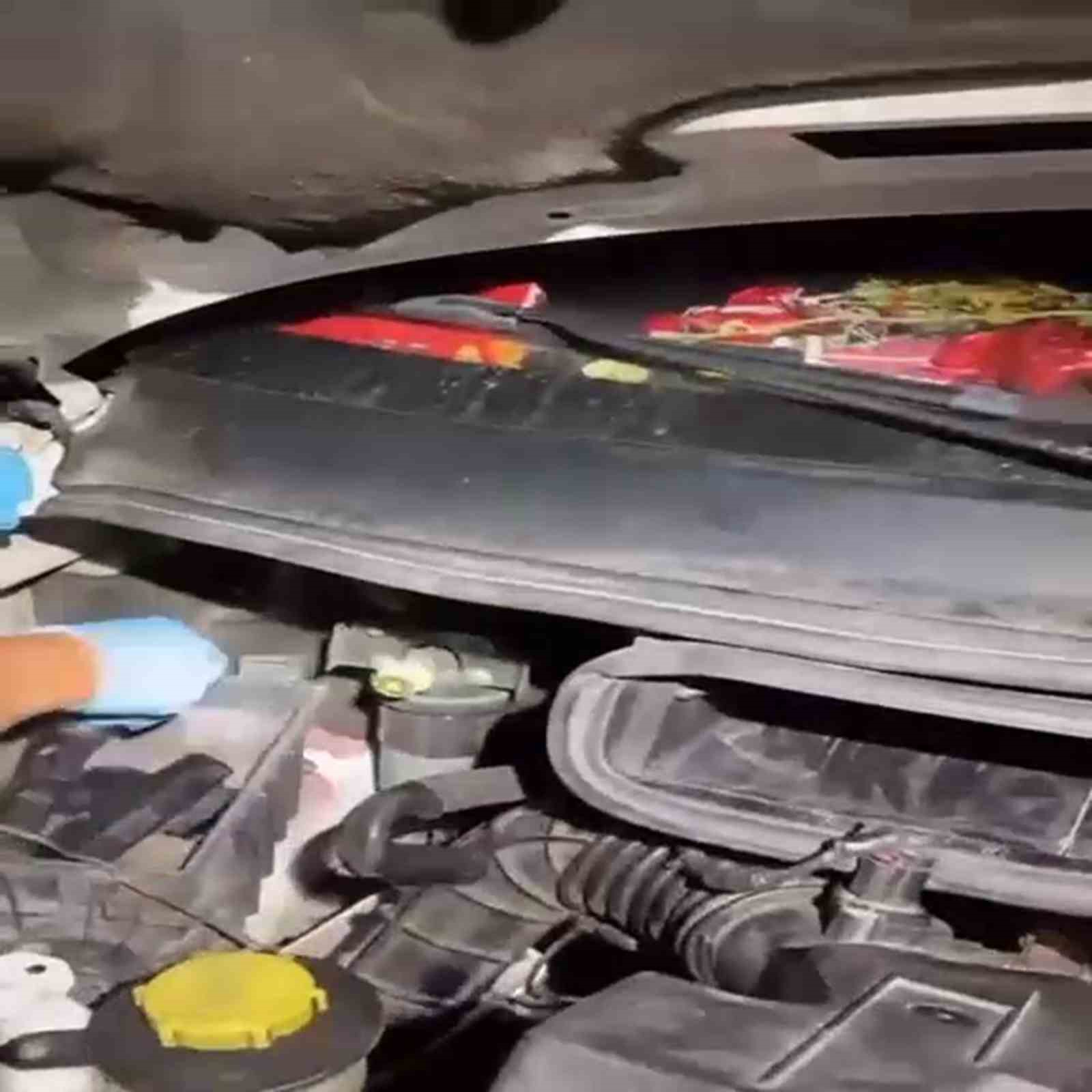 Motor kısmı başta olmak üzere her yerine silah saklanan araç polisten kaçamadı