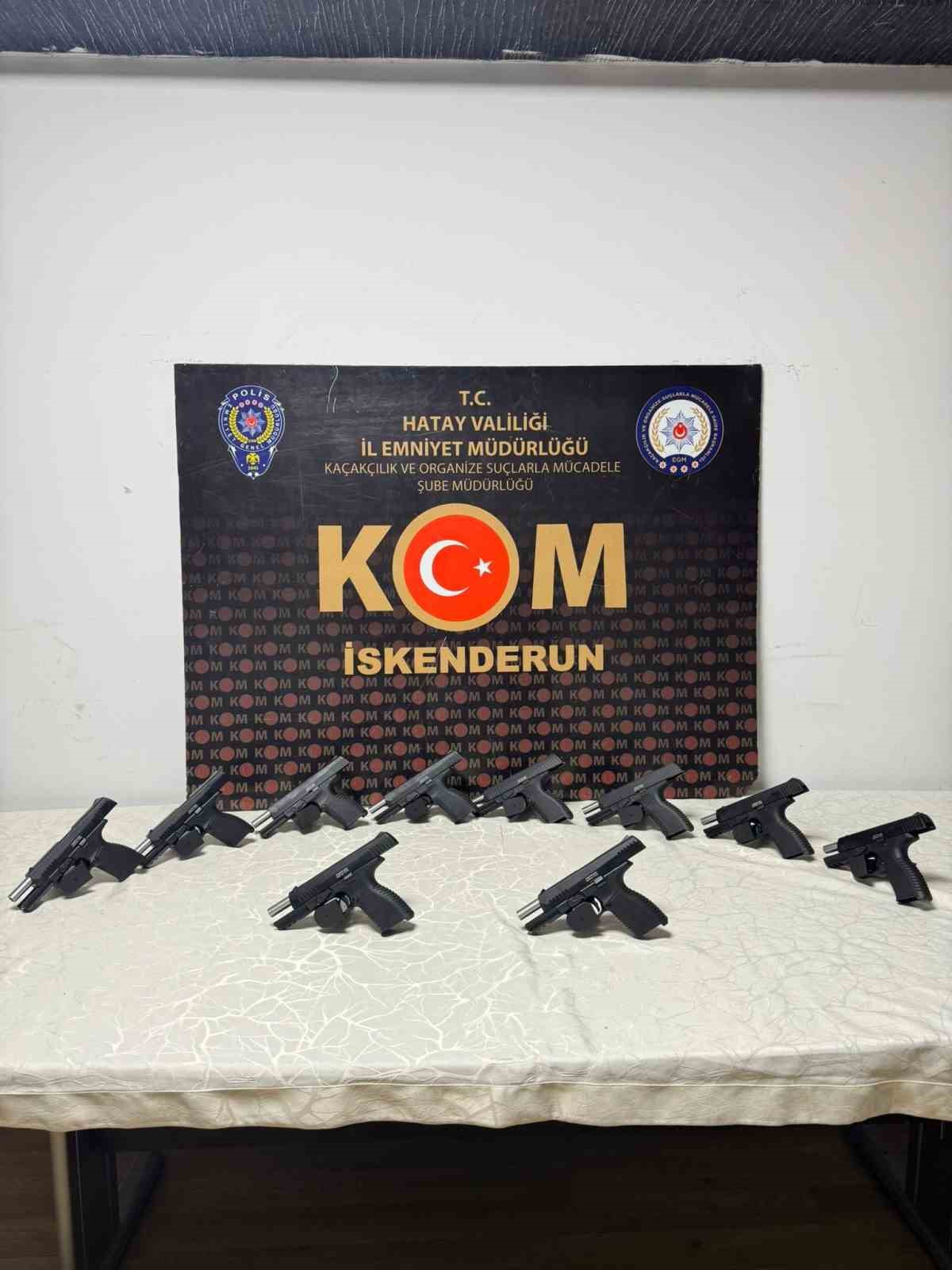 Motor kısmı başta olmak üzere her yerine silah saklanan araç polisten kaçamadı
