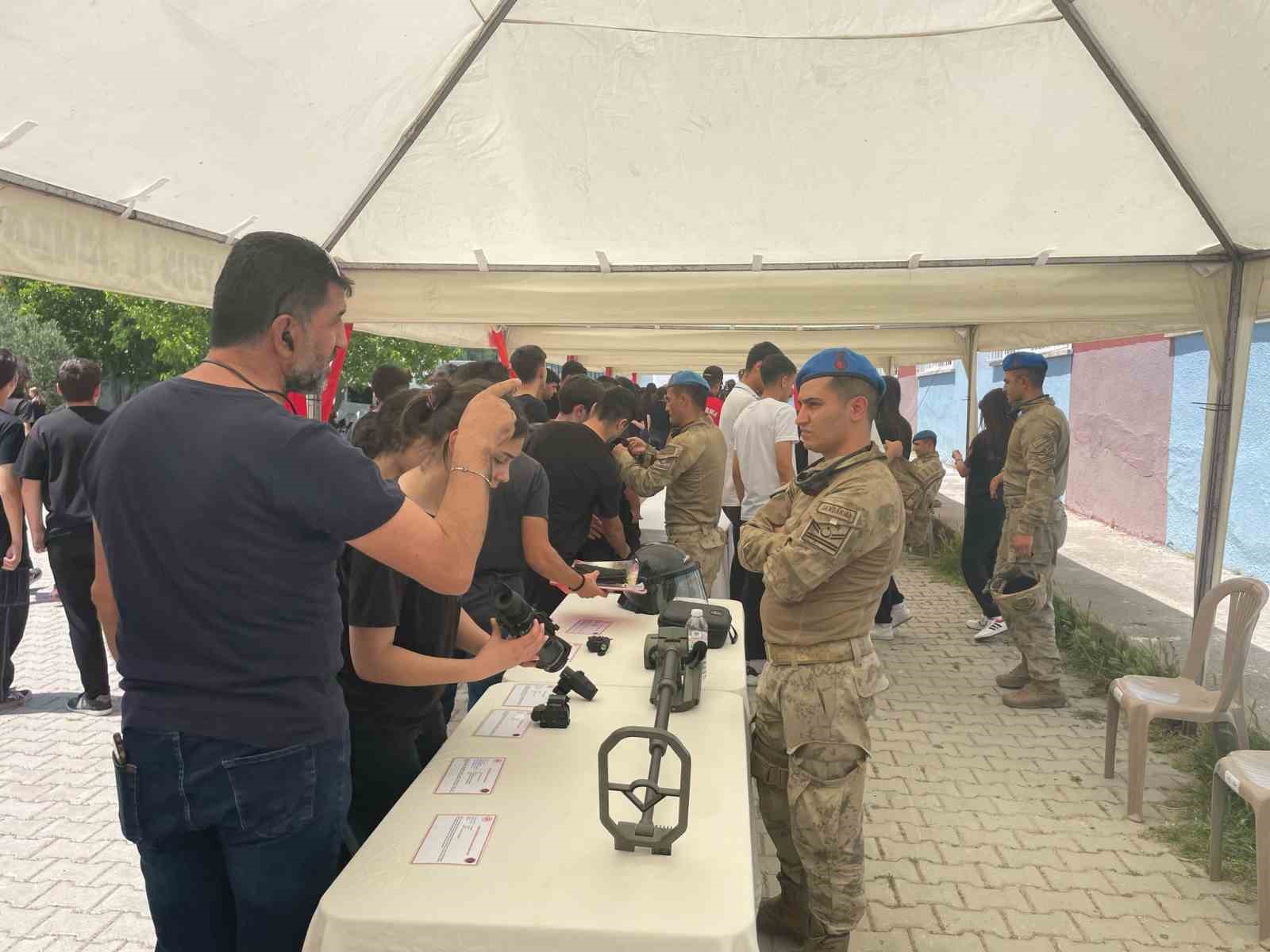 Jandarmanın teknolojisi öğrencilere anlatıldı