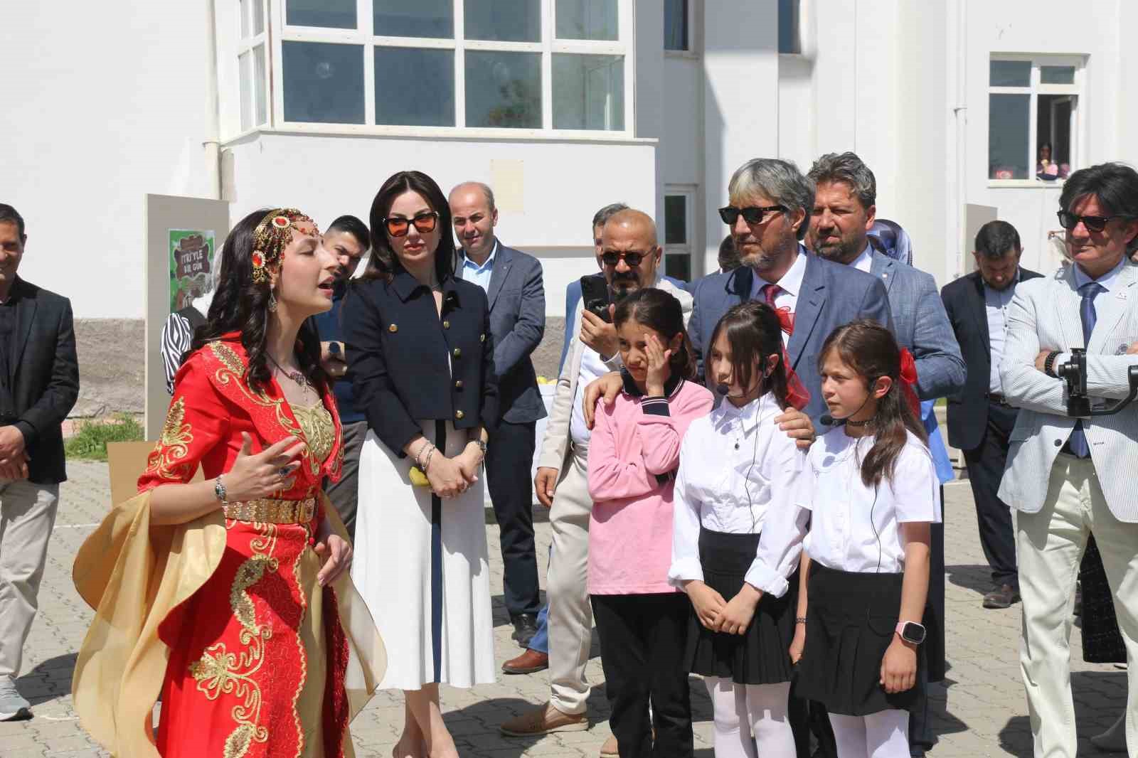 K&uuml;tahya&rsquo;da sanat ve edebiyat r&uuml;zg&acirc;rı, Adnan Menderes Ortaokulu&rsquo;ndan anlamlı festival
